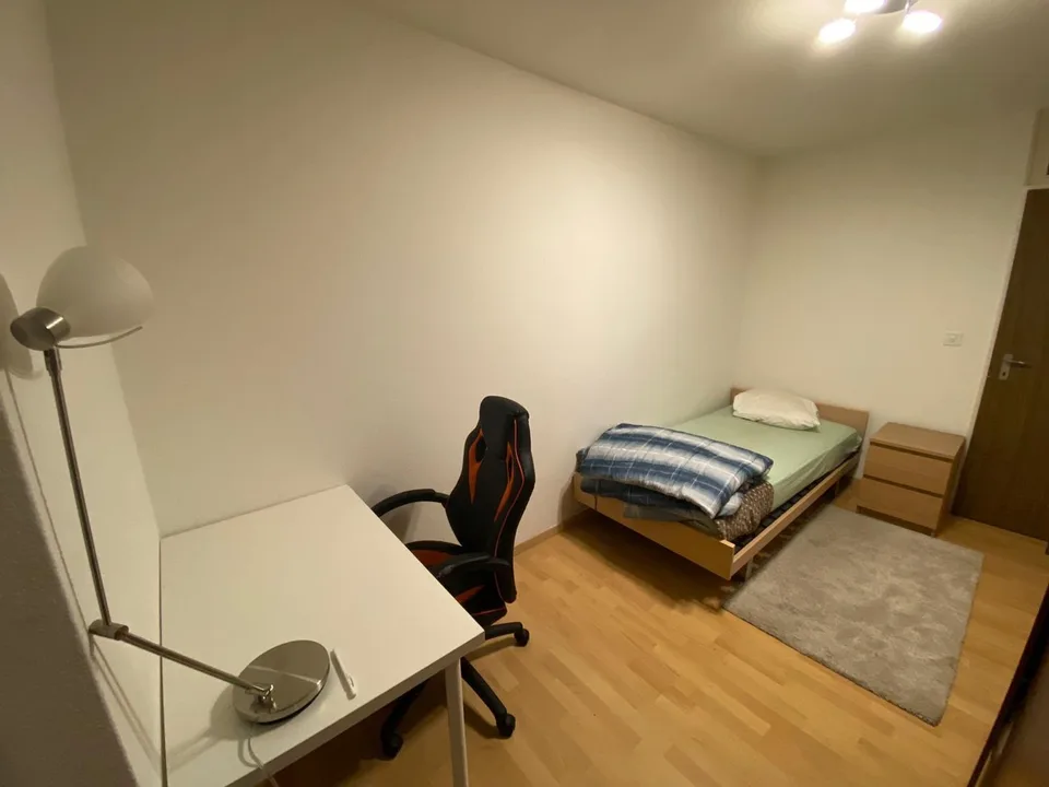 Eingerichtetes Zimmer in einer Wohngemeinschaft in Winterthur – Foto 3 von 3