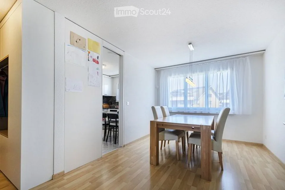 Stilvolles Wohnen in Baar: Großzügige 3-Zimmer-Wohnung (98 m²) mit Balkon in ruhiger, zentraler Lage – Foto 4 von 13