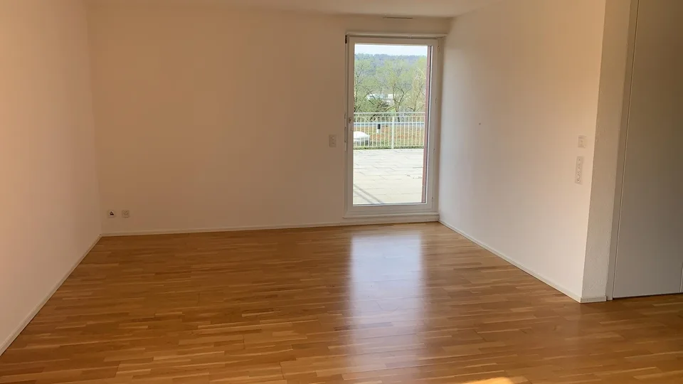 Lichtdurchflutete 2.5-Zimmer-Maisonettewohnung mit grosser Terrasse in Wallisellen – Foto 3 von 13