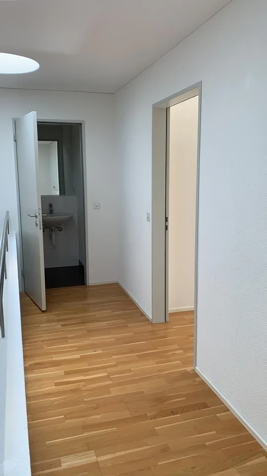 Lichtdurchflutete 2.5-Zimmer-Maisonettewohnung mit grosser Terrasse in Wallisellen – Foto 8 von 13