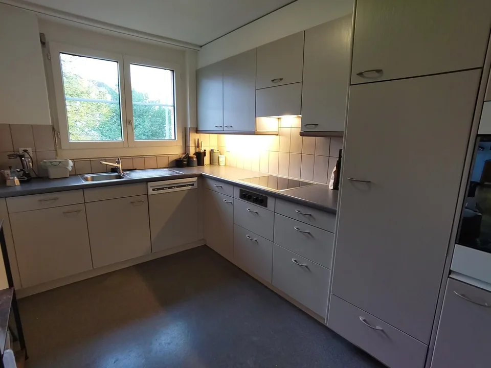 Möblierte 3.5-Zimmer-Wohnung mit Balkon, 1.12.-31.1., CHF 2'600 inkl. alles – Foto 3 von 10