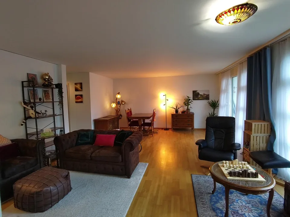Möblierte 3.5-Zimmer-Wohnung mit Balkon, 1.12.-31.1., CHF 2'600 inkl. alles – Foto 2 von 10