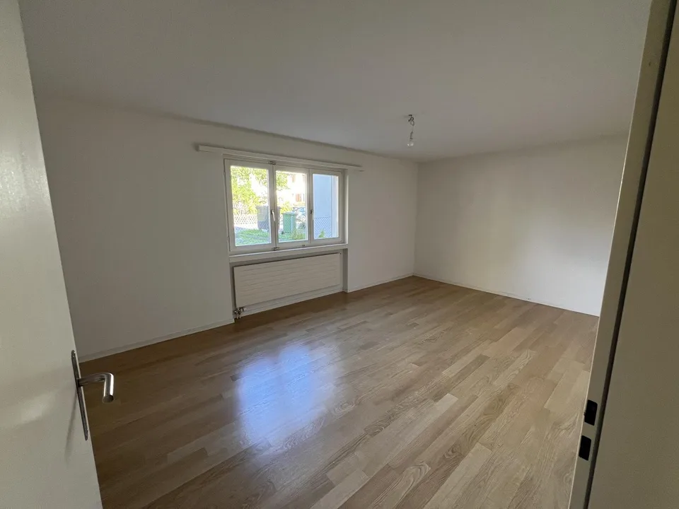 Frisch renovierte 3.5-Zimmerwohnung mit eigenem Gartensitzplatz in Oberengstringen – Foto 10 von 13