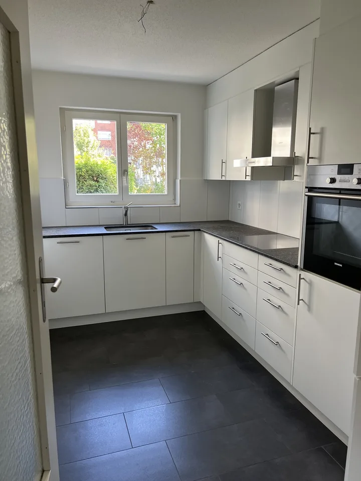Frisch renovierte 3.5-Zimmerwohnung mit eigenem Gartensitzplatz in Oberengstringen – Foto 3 von 13