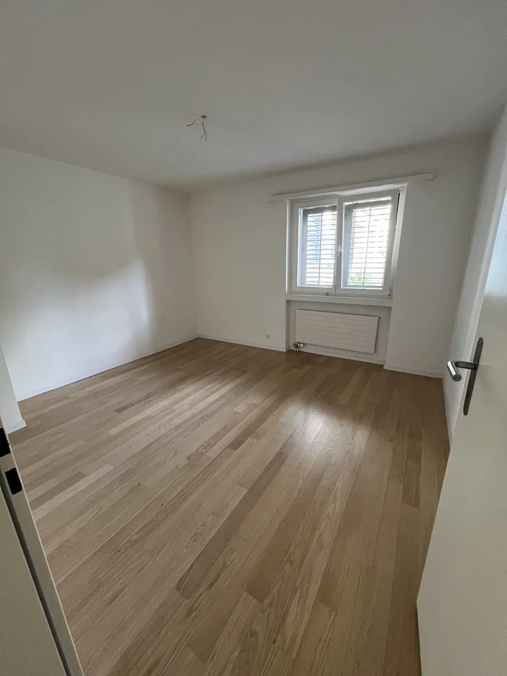Frisch renovierte 3.5-Zimmerwohnung mit eigenem Gartensitzplatz in Oberengstringen – Foto 11 von 13