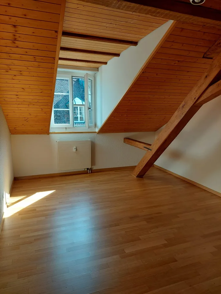 Charmante 2-Zimmer-Dachwohnung (62 m²) zentral und nur 5 Min. vom Hauptbahnhof Winterthur – Foto 4 von 6