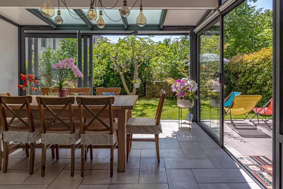 Appartement traversant de 117m² avec véranda, terrasse et jardins