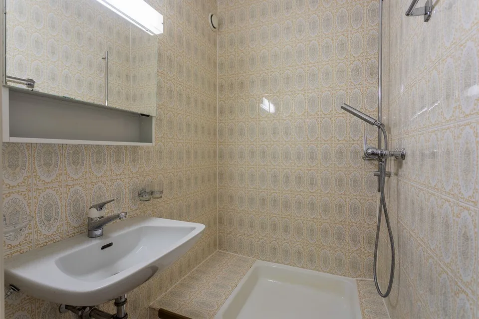 Im Herzen einer grünen Umgebung entdecken Sie diese geräumige 4,5-Zimmer-Wohnung mit Balkon. – Foto 3 von 10