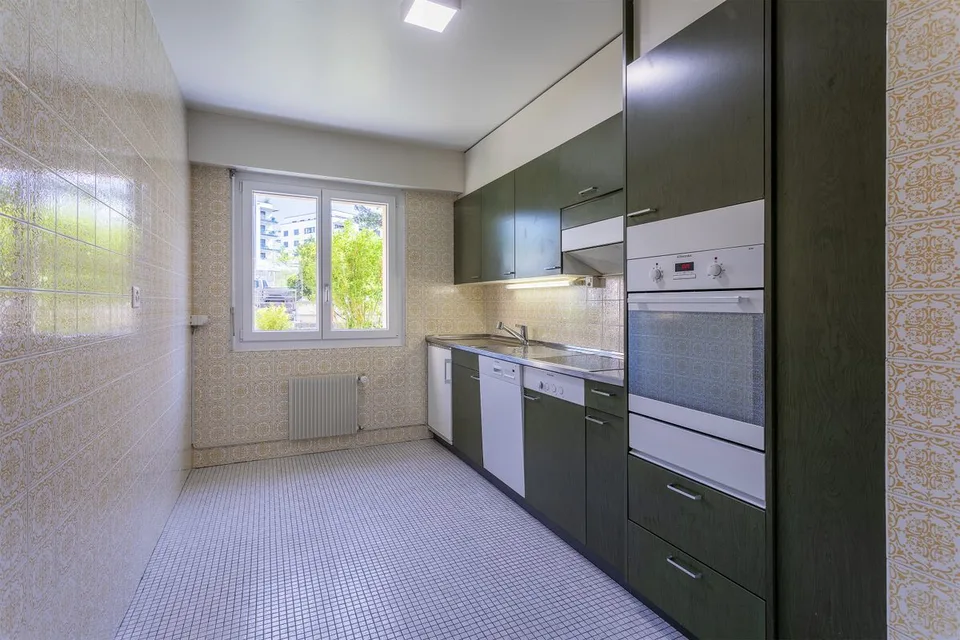 Im Herzen einer grünen Umgebung entdecken Sie diese geräumige 4,5-Zimmer-Wohnung mit Balkon. – Foto 2 von 10