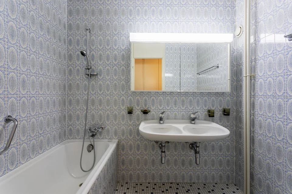 Im Herzen einer grünen Umgebung entdecken Sie diese geräumige 4,5-Zimmer-Wohnung mit Balkon. – Foto 5 von 10