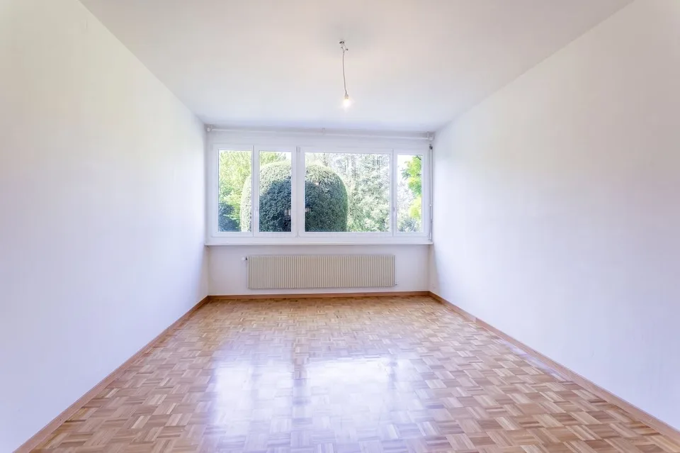 Im Herzen einer grünen Umgebung entdecken Sie diese geräumige 4,5-Zimmer-Wohnung mit Balkon. – Foto 9 von 10