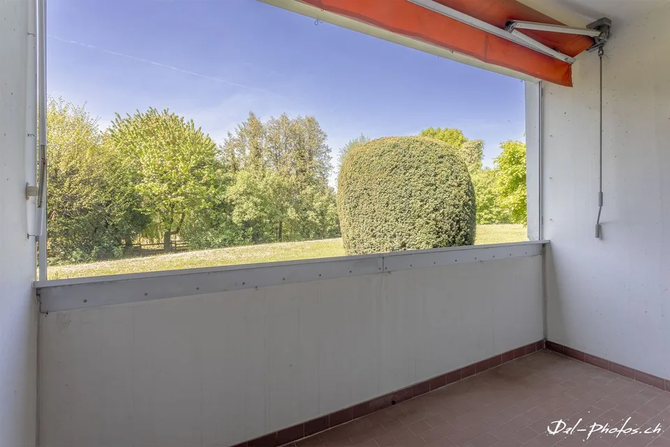 Im Herzen einer grünen Umgebung entdecken Sie diese geräumige 4,5-Zimmer-Wohnung mit Balkon. – Foto 6 von 10