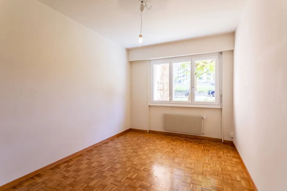 Im Herzen einer grünen Umgebung entdecken Sie diese geräumige 4,5-Zimmer-Wohnung mit Balkon. – Foto 8 von 10