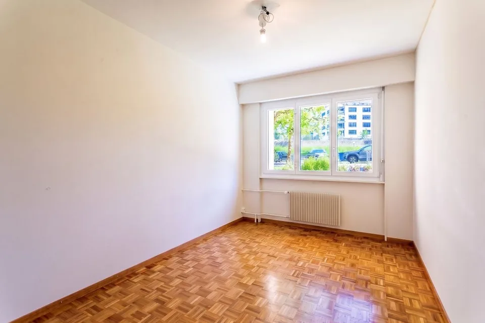 Im Herzen einer grünen Umgebung entdecken Sie diese geräumige 4,5-Zimmer-Wohnung mit Balkon. – Foto 7 von 10