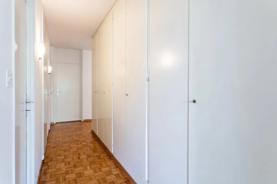 Im Herzen einer grünen Umgebung entdecken Sie diese geräumige 4,5-Zimmer-Wohnung mit Balkon. – Foto 10 von 10