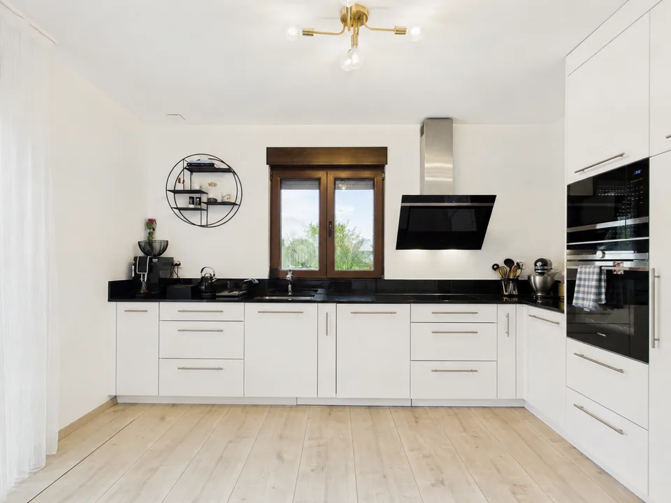 Bella casa a schiera moderna di 4,5 stanze nel cuore di St-Aubin