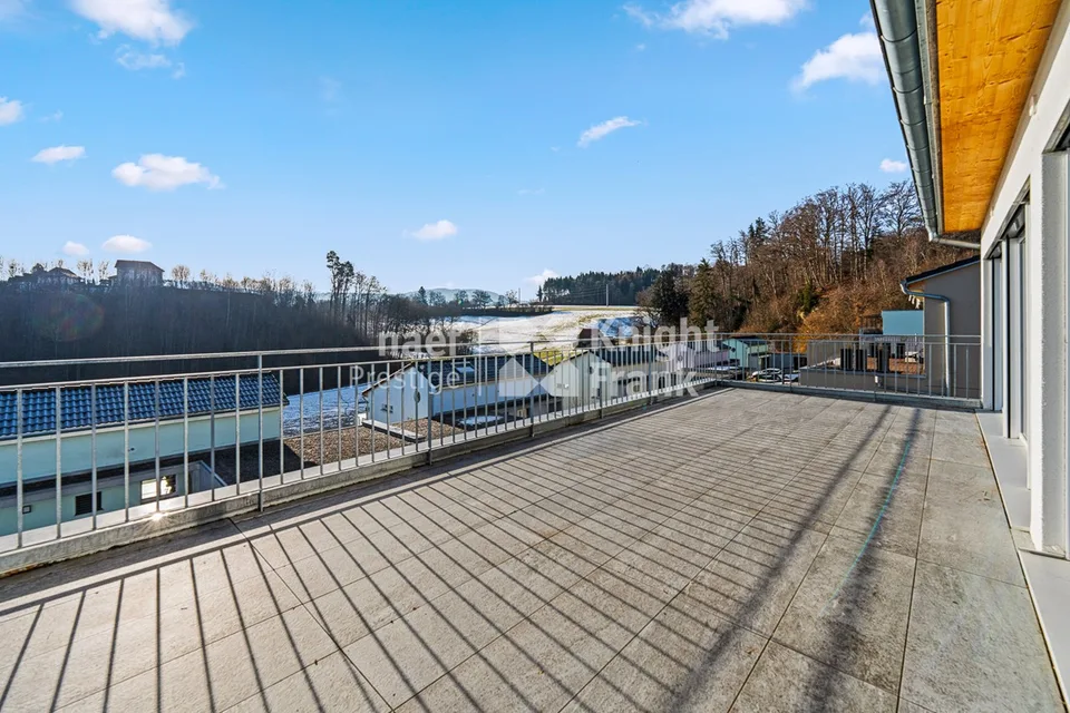 Beautiful 7-room single-family house with a free view of the countryside and heated pool in St. Ursen for sale – photo 11 of 12