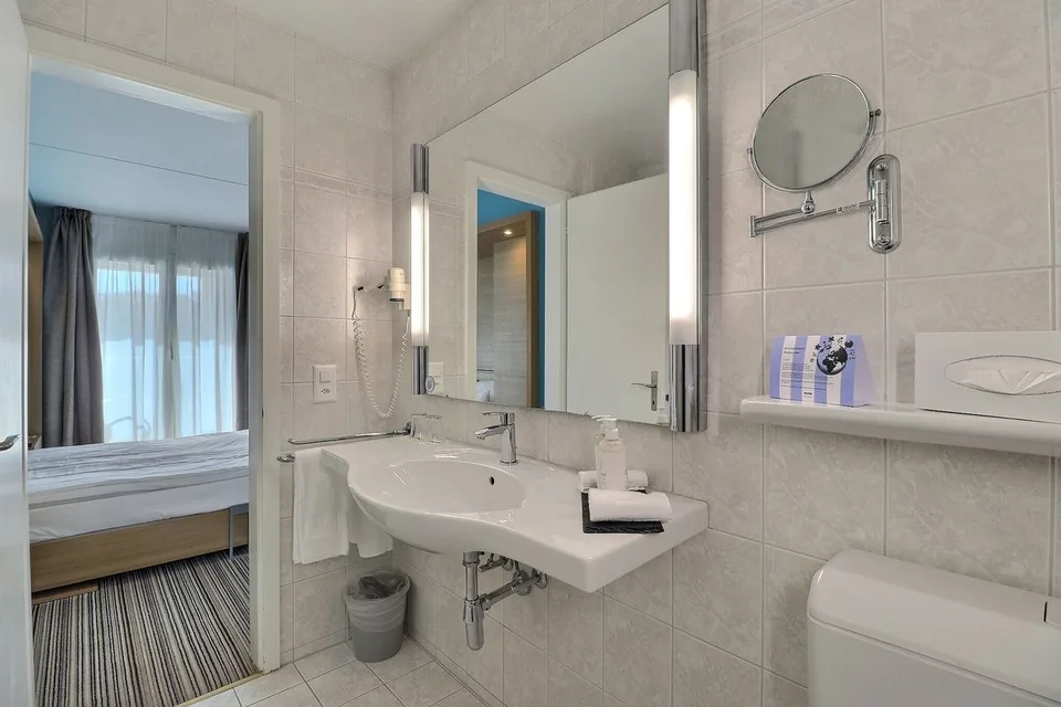 GROßES MOBILIERTES ZIMMER IM HOTEL MONA – Foto 8 von 8