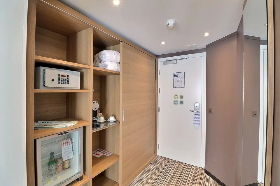 GROßES MOBILIERTES ZIMMER IM HOTEL MONA – Foto 6 von 8