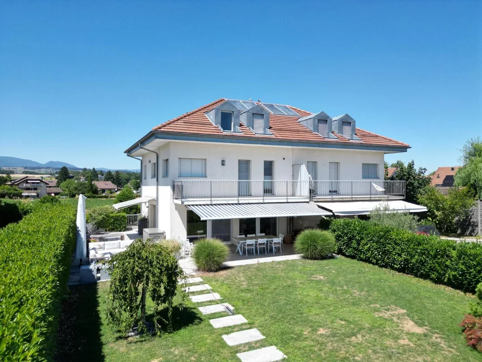 Elegant Semi-Detached Villa with Panoramic Views of the Lake and the Alps