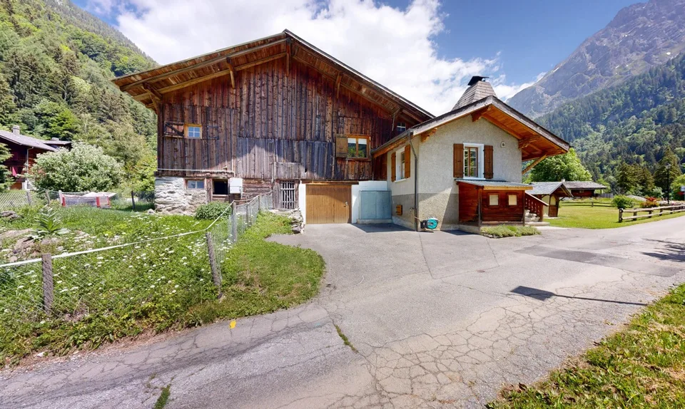 Chalet de caractère : jardin bucolique et potentiel rare