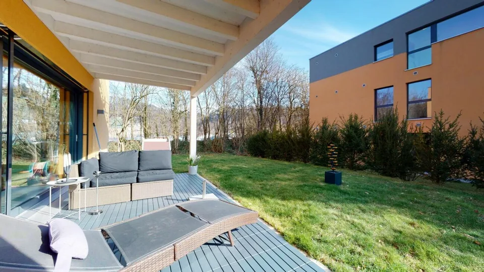 stilsichere 4.5-Zimmer-Gartenwohnung mit Einstellhallen- und Aussenabstellplatz