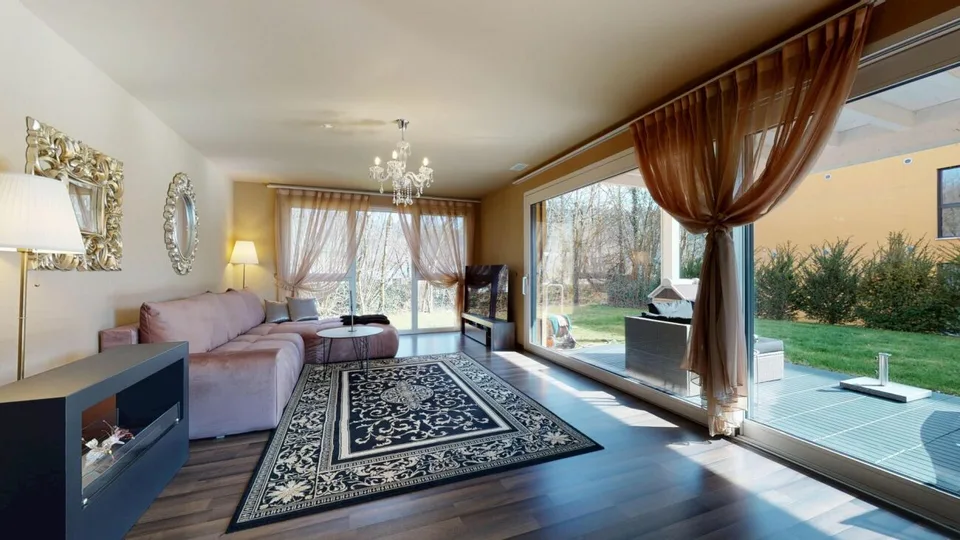 stilsichere 4.5-Zimmer-Gartenwohnung mit Einstellhallen- und Aussenabstellplatz