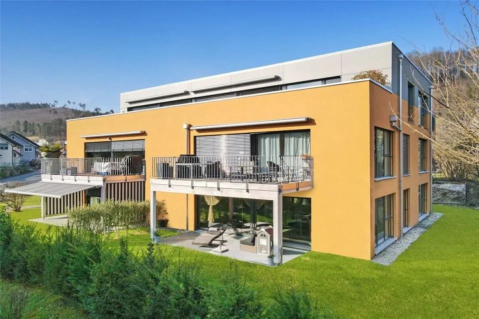 stilsichere 4.5-Zimmer-Gartenwohnung mit Einstellhallen- und Aussen...