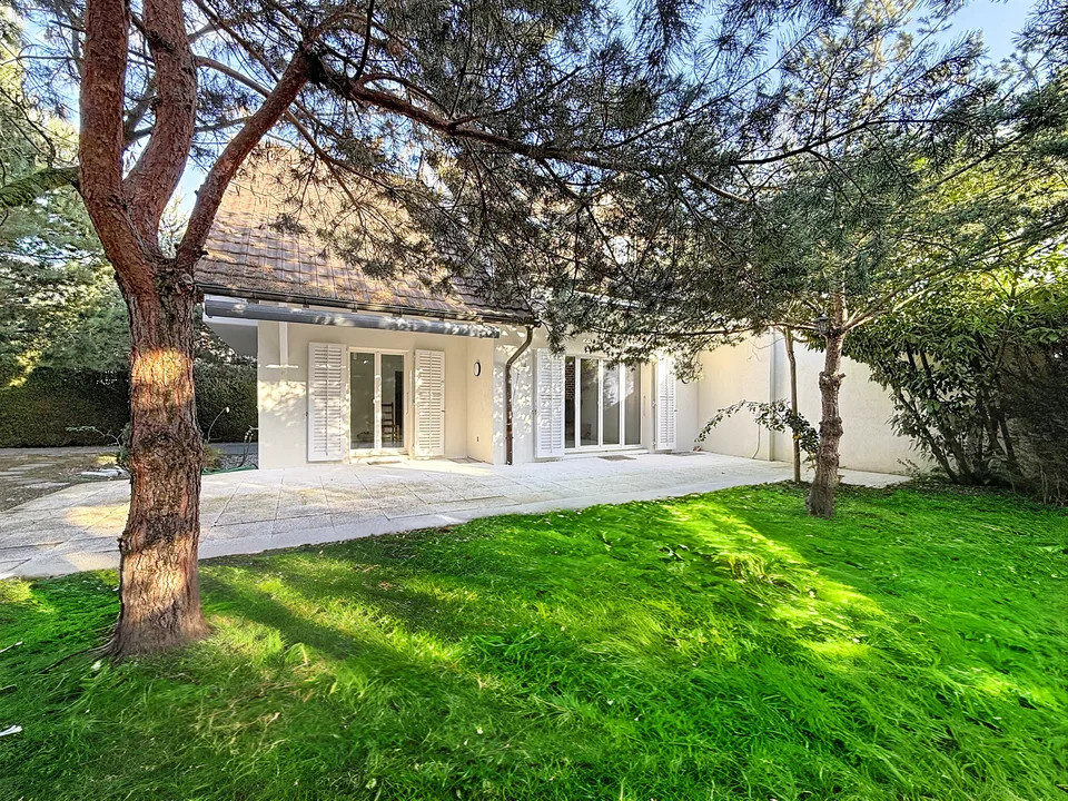 Villa jumelle rénovée avec studio d'appoint dans un environnement résidentiel privilégié à Commugny – Foto 27 von 34