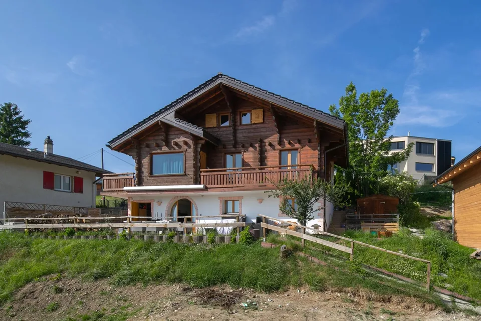 Charmantes 4.5-Zimmer-Chalet in Lens – Vollständig renoviert mit herrlicher Aussicht