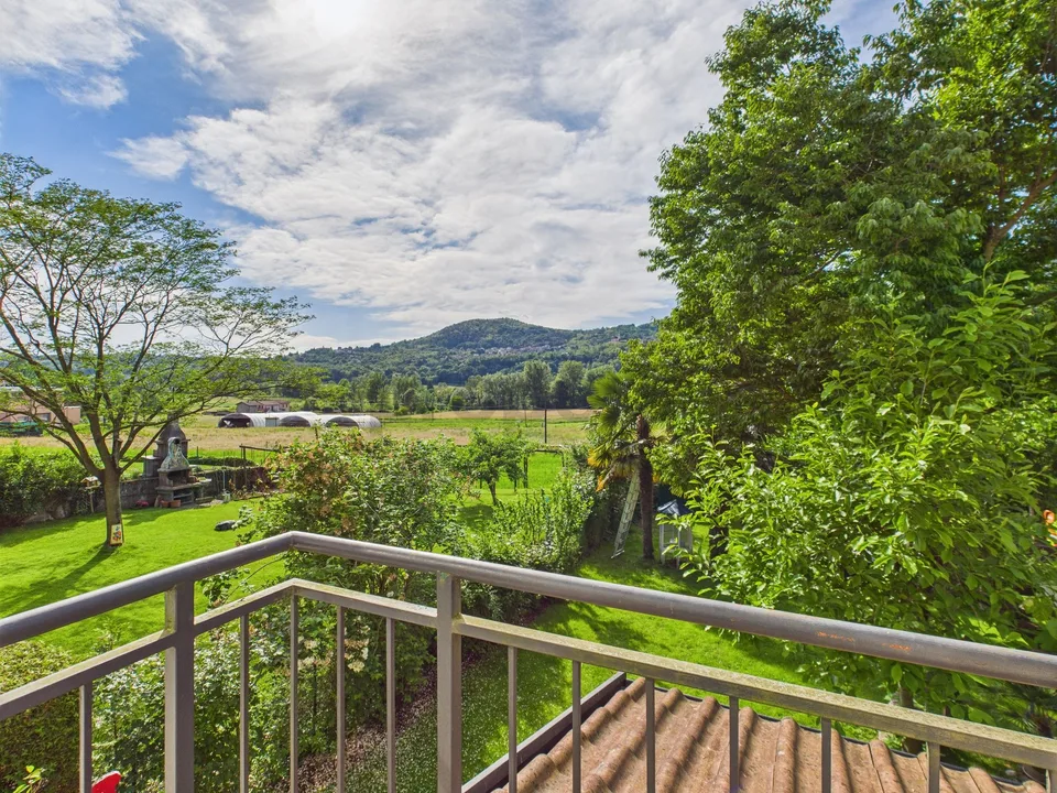 Tranquillità e natura: splendida villetta con grande giardino – foto 11 di 27