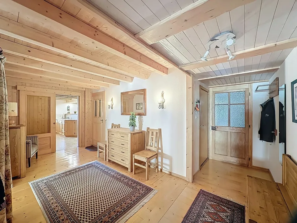 Maison mitoyenne rénovée avec bâtiment 6 studios revenus CHF 52'000.- – Foto 8 von 23