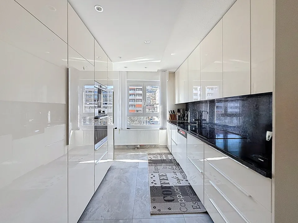 Spacieux appartement de 5.5 pièces contemporain avec veranda lumineuse