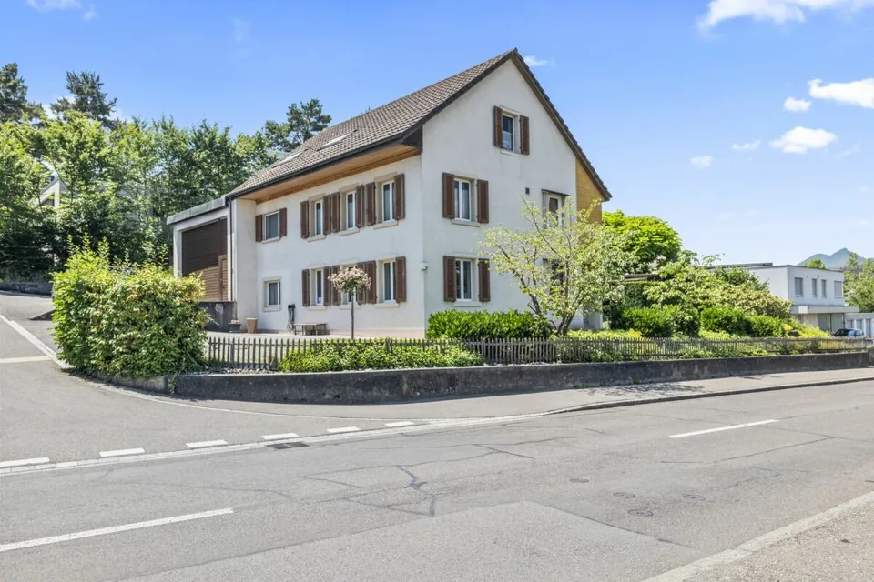 8.5-Zimmer- Einfamilienhaus mit 2.5-Zimmer- Einliegerwohnung, grosser Garage und Lagerflächen