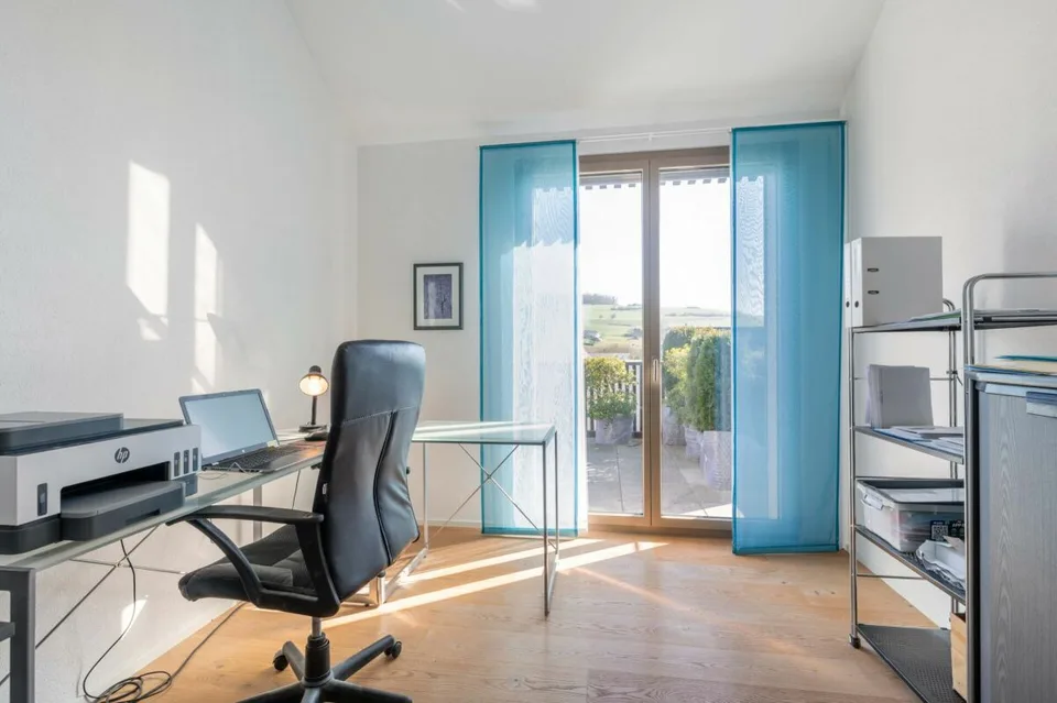 APPARTEMENT ATTIQUE MODERNE 5,5 PIÈCES | ENSOLEILLÉ | VUE PANORAMIQUE – photo 9 sur 14