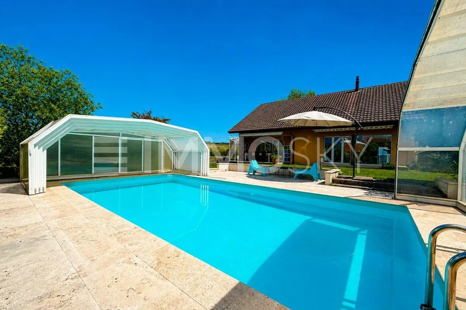 Élégante villa familiale avec piscine couverte à Chavornay