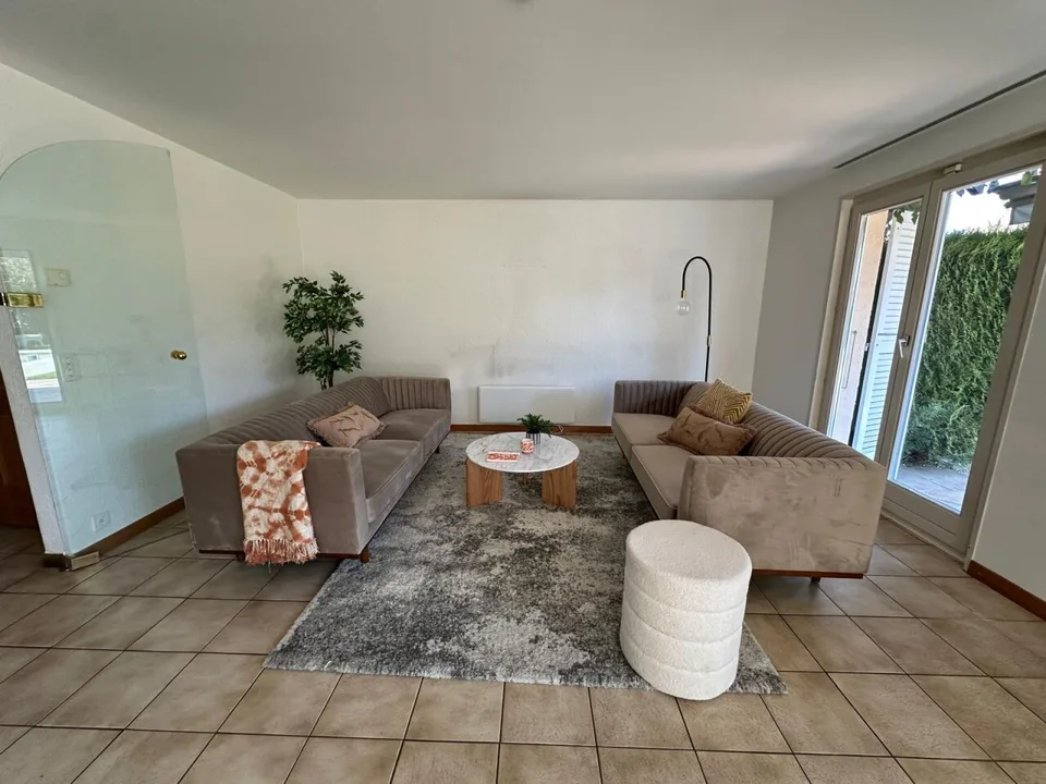Wunderschöne Doppelhaushälfte / 4 Schlafzimmer / 3 Bäder / Garten / Pool