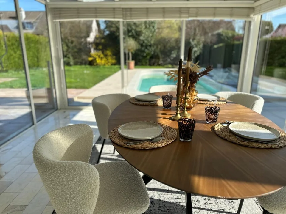 Wunderschöne Doppelhaushälfte / 4 Schlafzimmer / 3 Bäder / Garten / Pool
