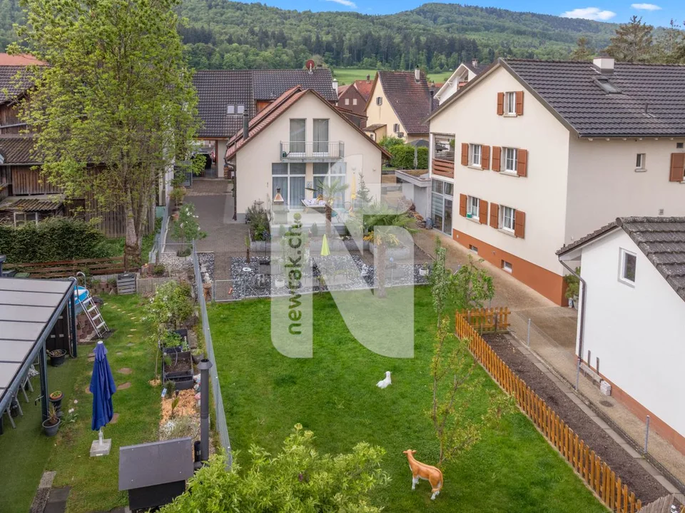 Grosszügiges, modernes Einfamilienhaus mit gepflegtem Garten in ruh...