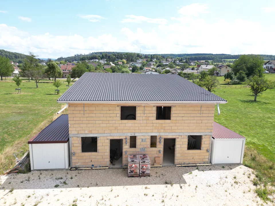 Bauen Sie Ihre Vision   Zwei Häuser zum Fertigstellen in einer grünen Umgebung