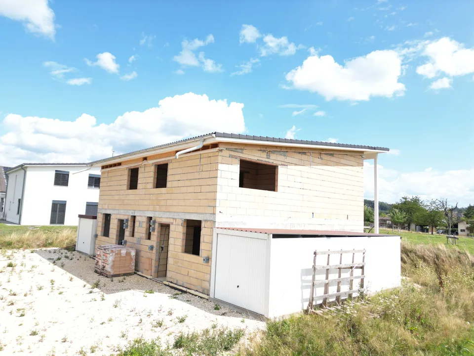 Bauen Sie Ihre Vision   Zwei Häuser zum Fertigstellen in einer grünen Umgebung