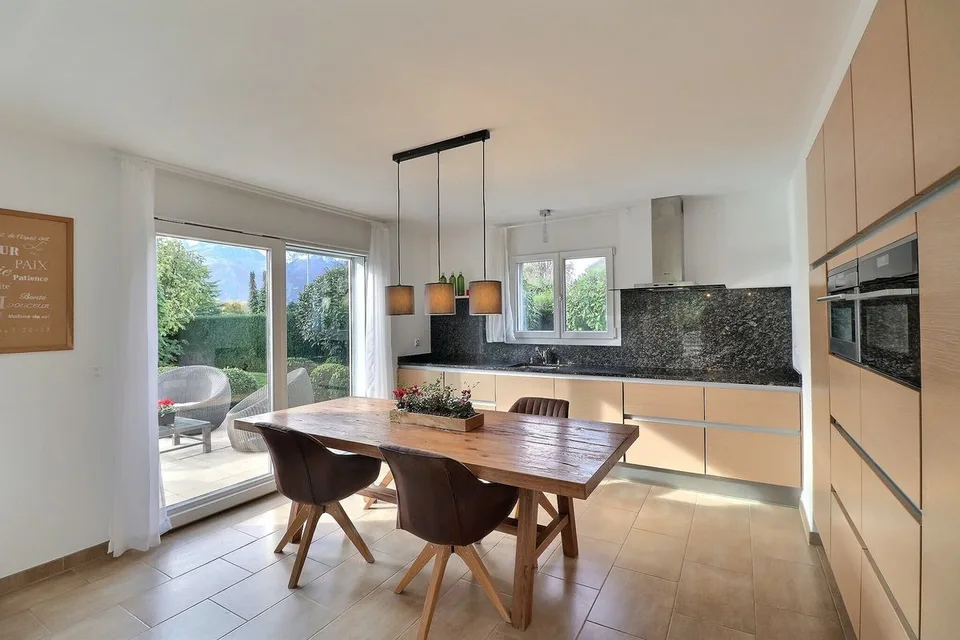 Sehr schönes individuelles Haus mit 5,5 Zimmern und schöner Aussicht in einer ruhigen Wohngegend – Foto 11 von 13