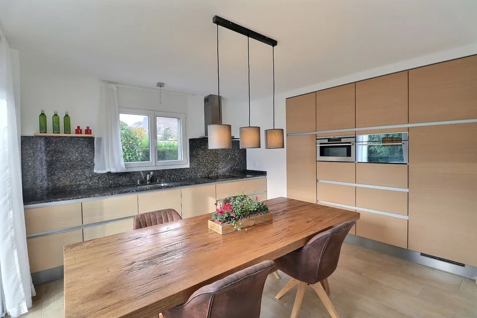 Sehr schönes individuelles Haus mit 5,5 Zimmern und schöner Aussicht in einer ruhigen Wohngegend – Foto 12 von 13