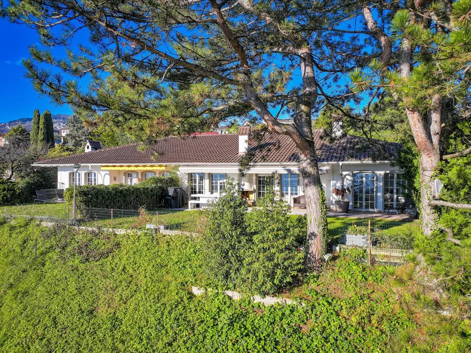 Exceptional villa with panoramic views over Lake Geneva and the Alps in Vevey