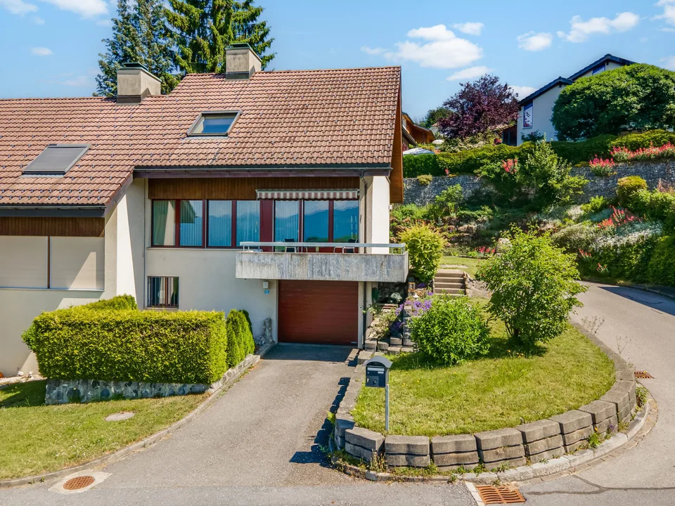 4.5-Zimmer-Haushälfte mit wunderschöner Berg- und Weitsicht im beg...