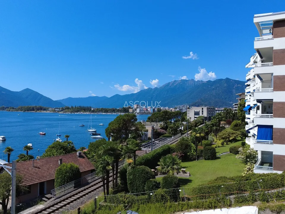 Eleganza, Design e Lusso: Ampio appartamento di 4,5 locali con terrazza e vista mozzafiato sul lago