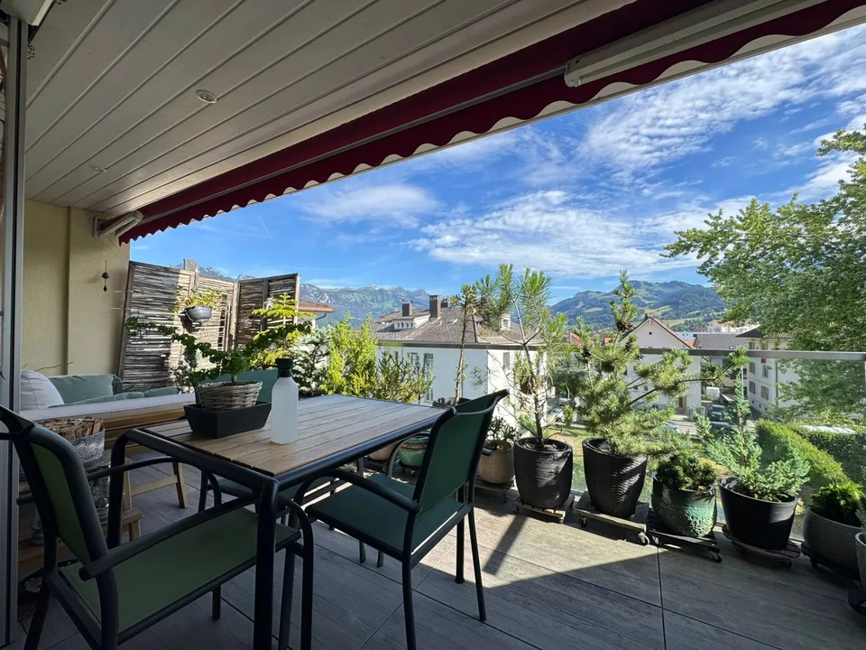 Zu verkaufen: Großes 3,5-Zimmer-Apartment mit Veranda in Bulle – Foto 3 von 19