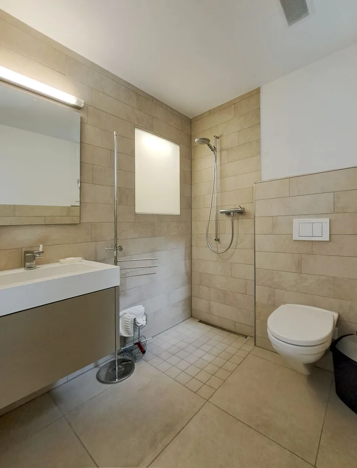 Exklusive Villa mit drei Wohneinheiten, Pool und unvergleichlicher Privatsphäre – Foto 20 von 21
