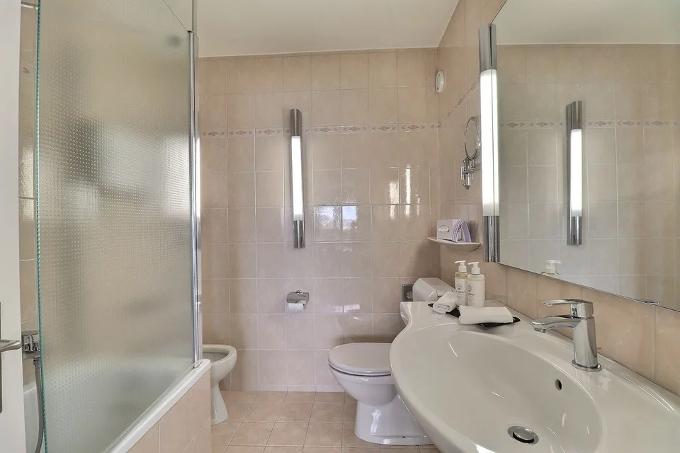GROßES DOPPELZIMMER IM HOTEL MONA – Foto 6 von 9