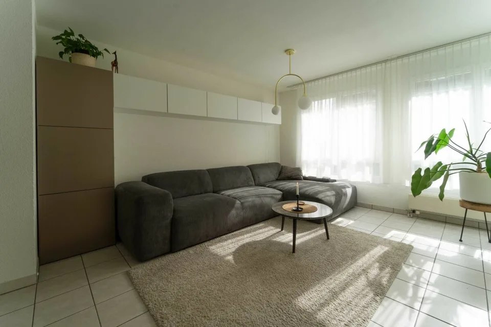 Ampio appartamento di 4½ stanze con giardino d'inverno e due posti auto sotterranei – foto 2 di 13